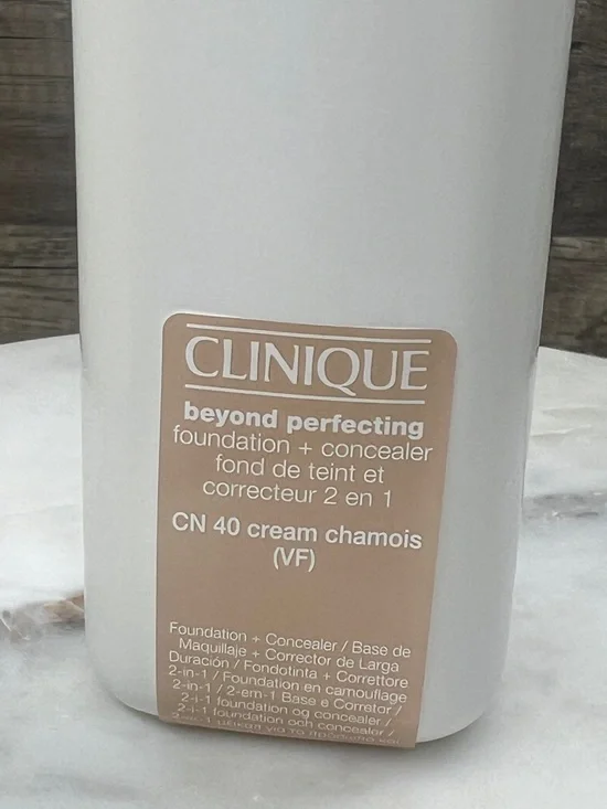 Clinique Beyond Perfecting Foundation + Concealer CN 40 CREAM CHAMOIS - Picture 3 of 8